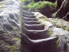 Die geheimnisvollen Treppen an der Grotte (2)