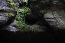 Eine kleiner Wasserfall über der Grotte