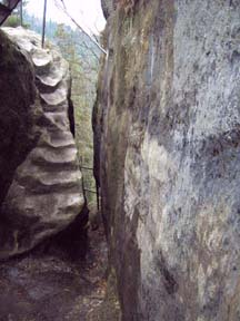 Durch die schmale Felsspalte geht es zur Grotte.