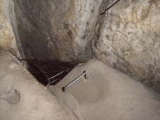 Der Zugang zur Grotte ist schmal, eng und mit Eisenklammern gesichert.