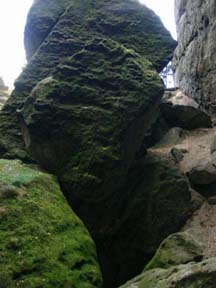 abgestürzte Felsbrocken vor der Grotte