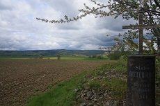 Blick über das Feld neben der Säule.