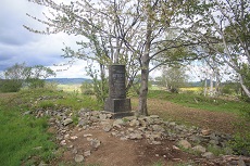 Die Säule steht auf einem kleinen Steinhaufen.