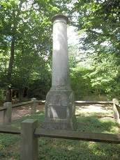 Die Vermessungssäule von hinten