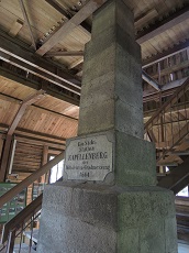 Die Vermessungssäule steht in einem Aussichtsturm.