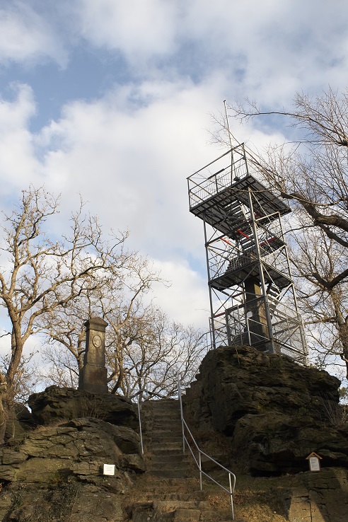 Die Vermessungssäule ist von einbem Aussichtsturm umbaut.