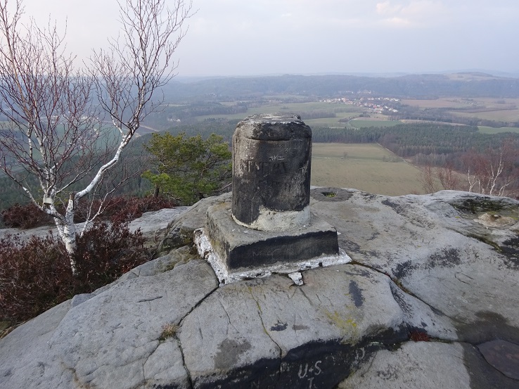 Die Vermessungssäule sollte dringend restauriert werde.