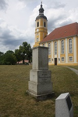 Die umgesetzte Stationssäule an der Kirche