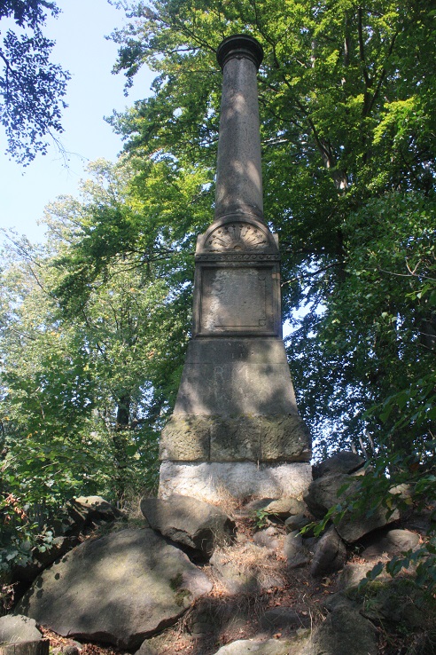 Die Vermessungssäule ist über einen schmalen Weg zu erreichen.