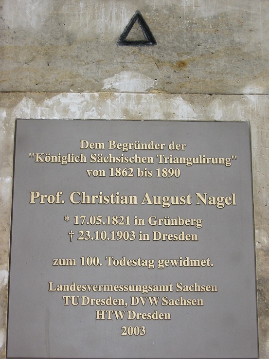 Gedenktafel an der Säule.