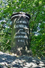 Die Säule steht auf der Basaltkuppe des Raumberges.