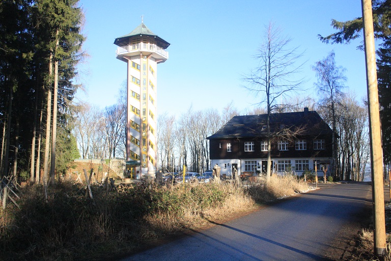 ... kurz vor dem Aussichtsturm und der Berggaststätte.