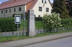 Vermessungssäule im Ort Unkersdorf