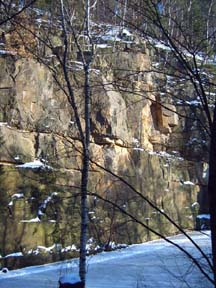 Blick zu einer Wand des alten Steinbruches